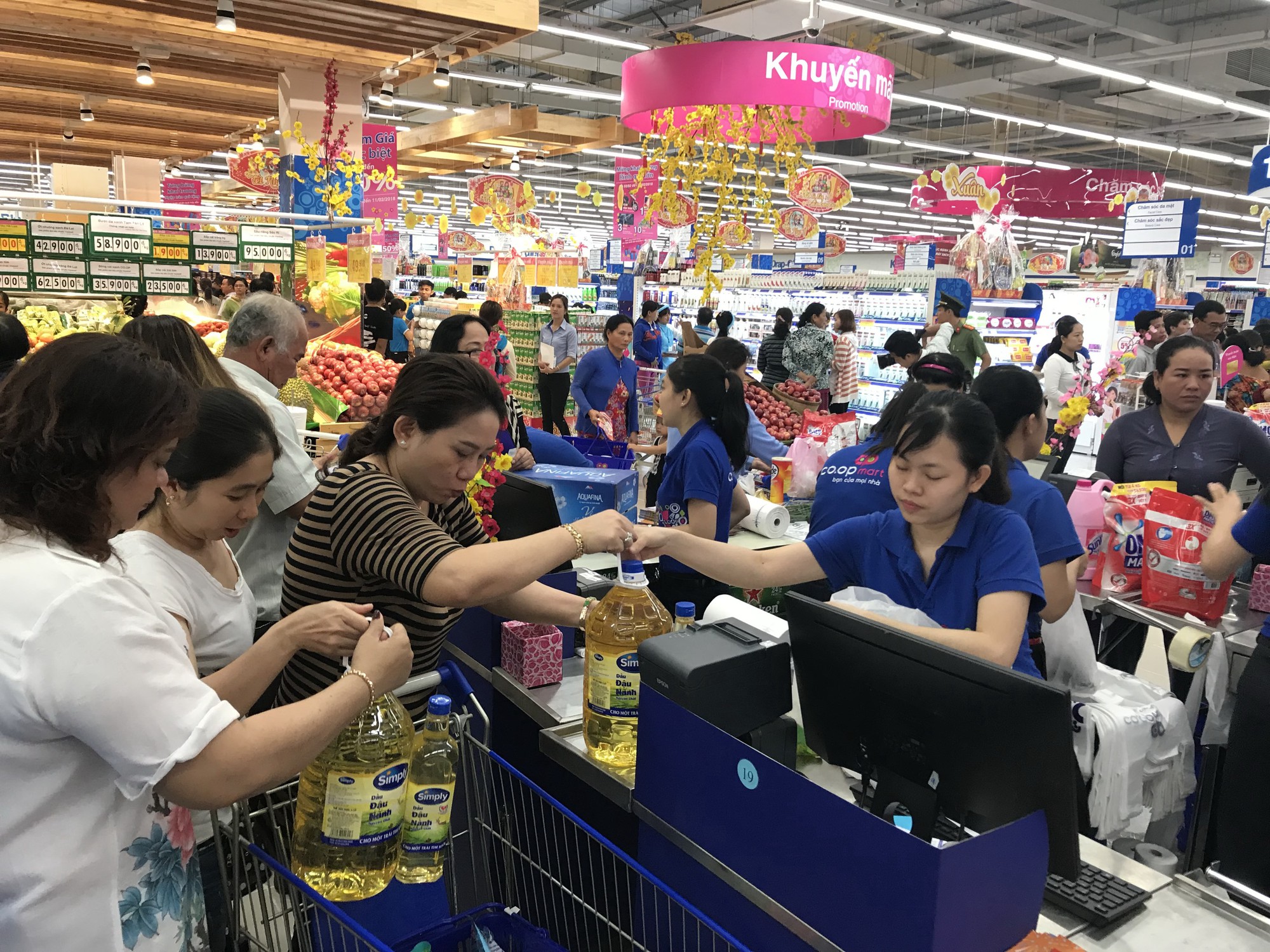 Siêu thị bán hàng đến 30 Tết