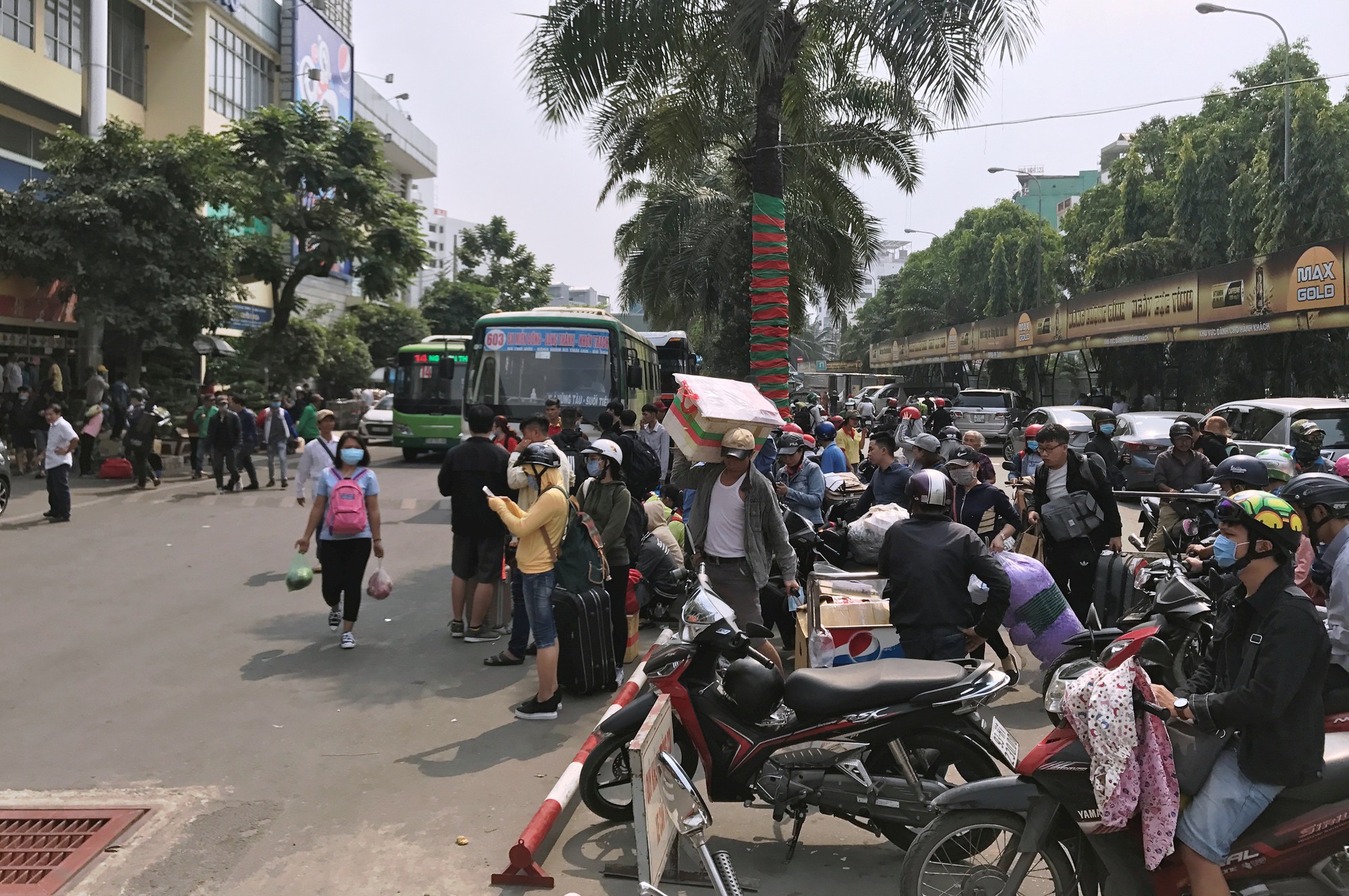 Bến xe Miền Đ&ocirc;ng bắt đầu nghẹt thở - Ảnh 4.