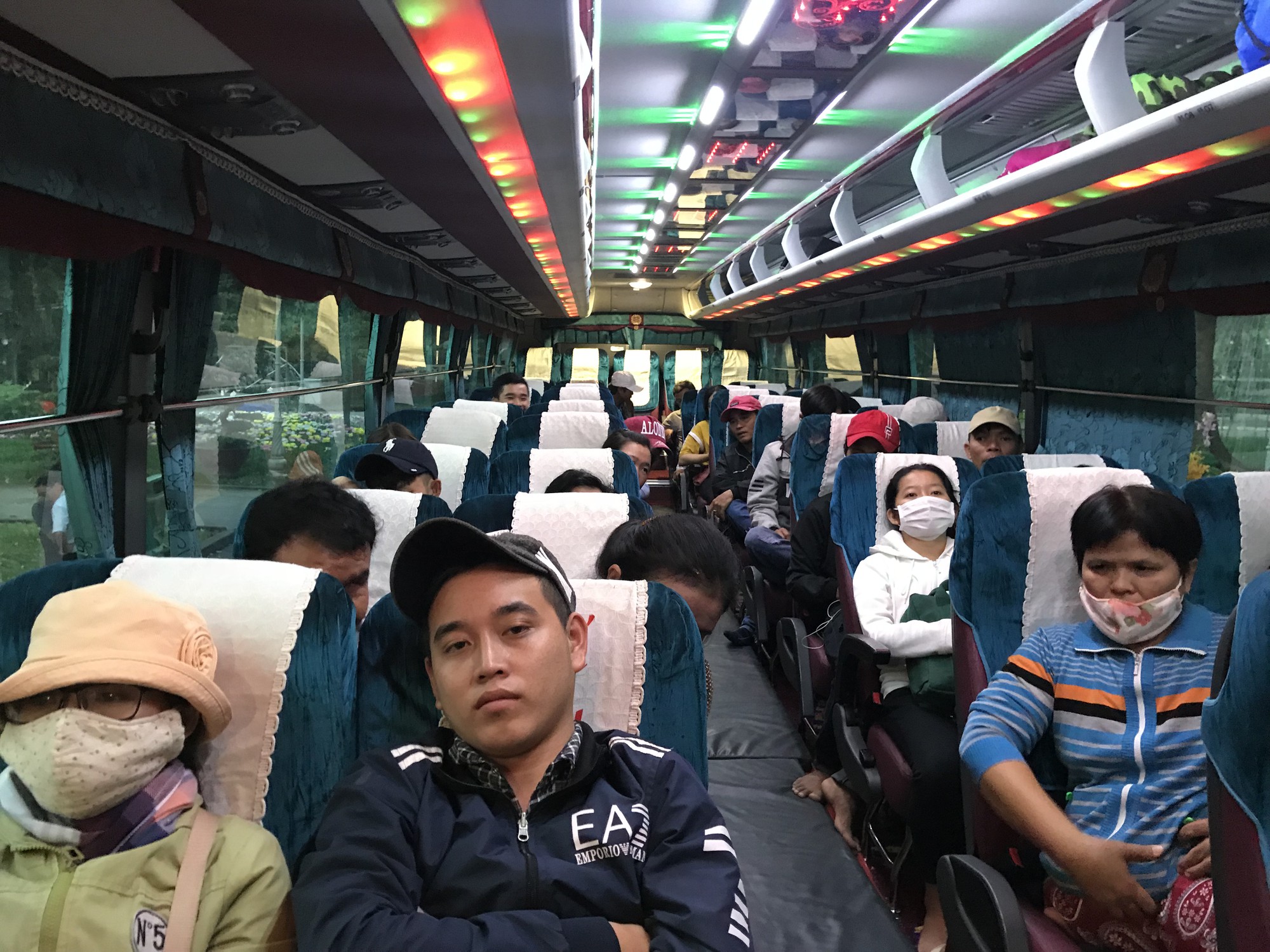 200 người ngh&egrave;o Ph&uacute; Y&ecirc;n sống ở TP HCM được về qu&ecirc; miễn ph&iacute; - Ảnh 4.