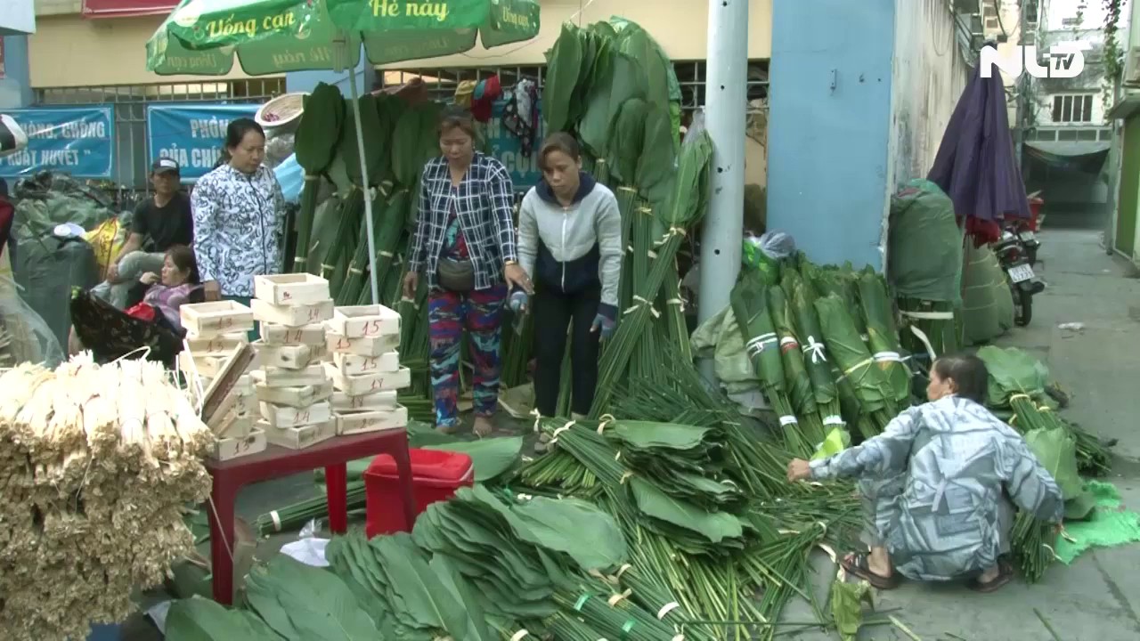 Tấp nập chợ lá dong Sài Gòn