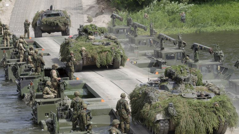 NATO "lên gân" với Nga