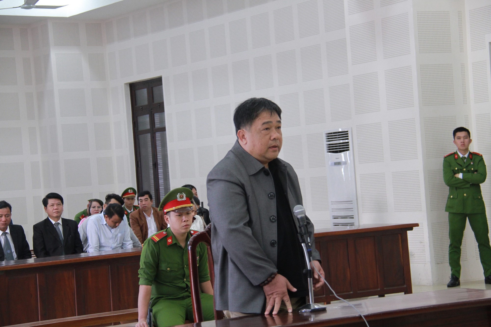 Người dọa giết Chủ tịch Huỳnh Đức Thơ lĩnh 18 th&aacute;ng t&ugrave; giam - Ảnh 1.