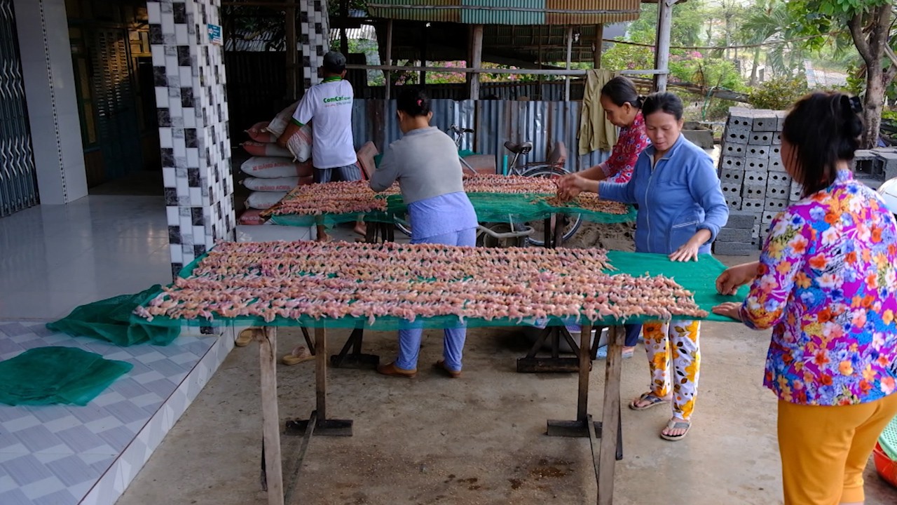 Gi&aacute;p Tết, vũ nữ ch&acirc;n d&agrave;i... l&ecirc;n ng&ocirc;i! - Ảnh 6.