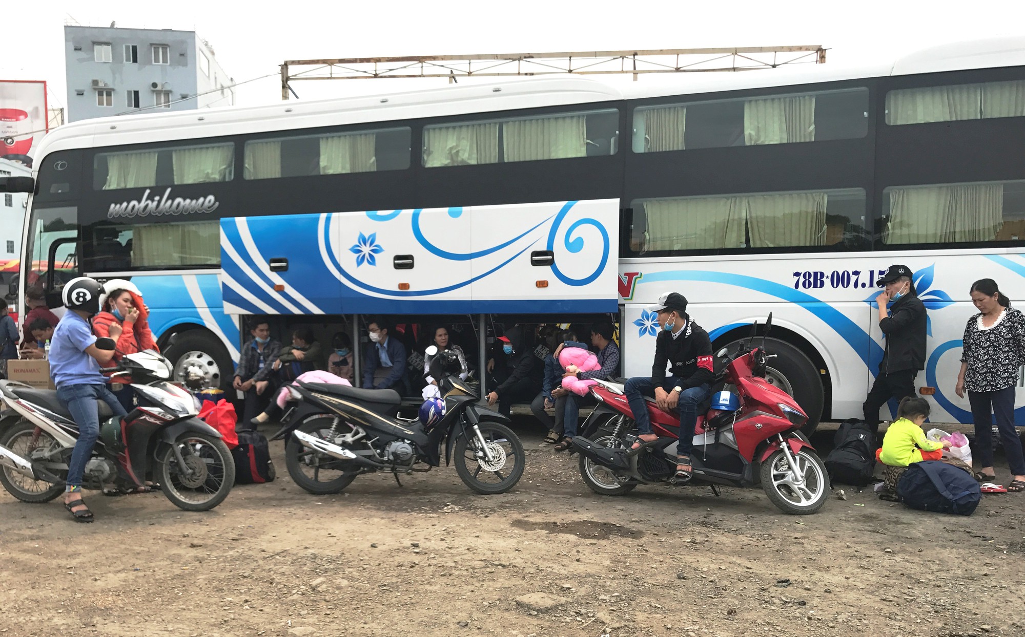 TP HCM: Xe dù, bến cóc hành hoành