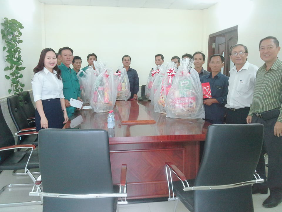 Khắp nơi lo Tết cho c&ocirc;ng nh&acirc;n kh&oacute; khăn - Ảnh 2.