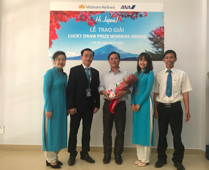 Mua vé sang Nhật, bất ngờ rinh được Iphone X 64 - Ảnh 1.