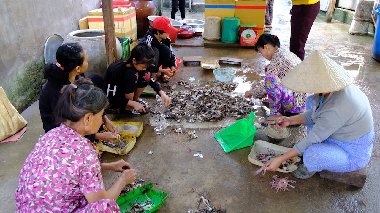 Gi&aacute;p Tết, vũ nữ ch&acirc;n d&agrave;i... l&ecirc;n ng&ocirc;i! - Ảnh 4.