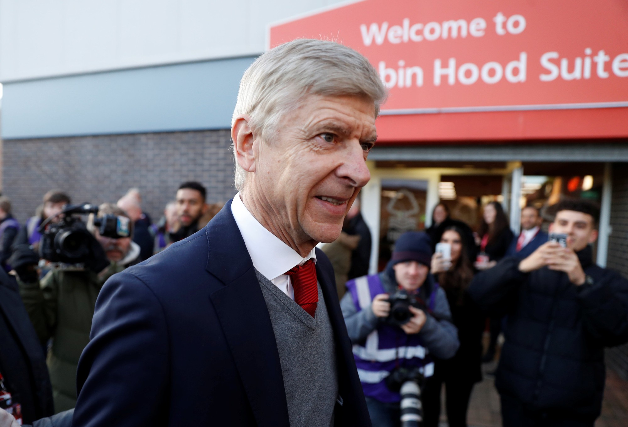 HLV Wenger cương quyết không rời Arsenal
