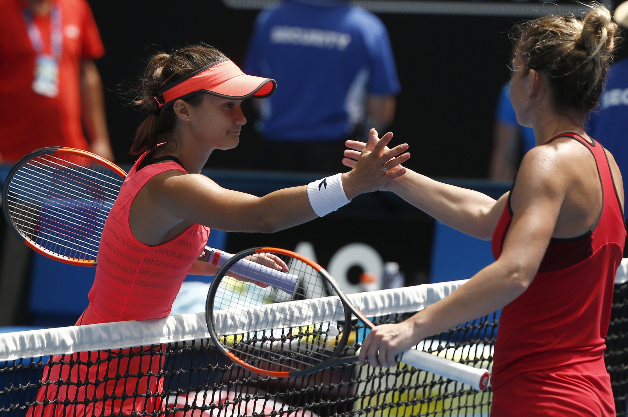 Sharapova bị loại, Halep thoát hiểm sau gần 4 giờ - Ảnh 1.