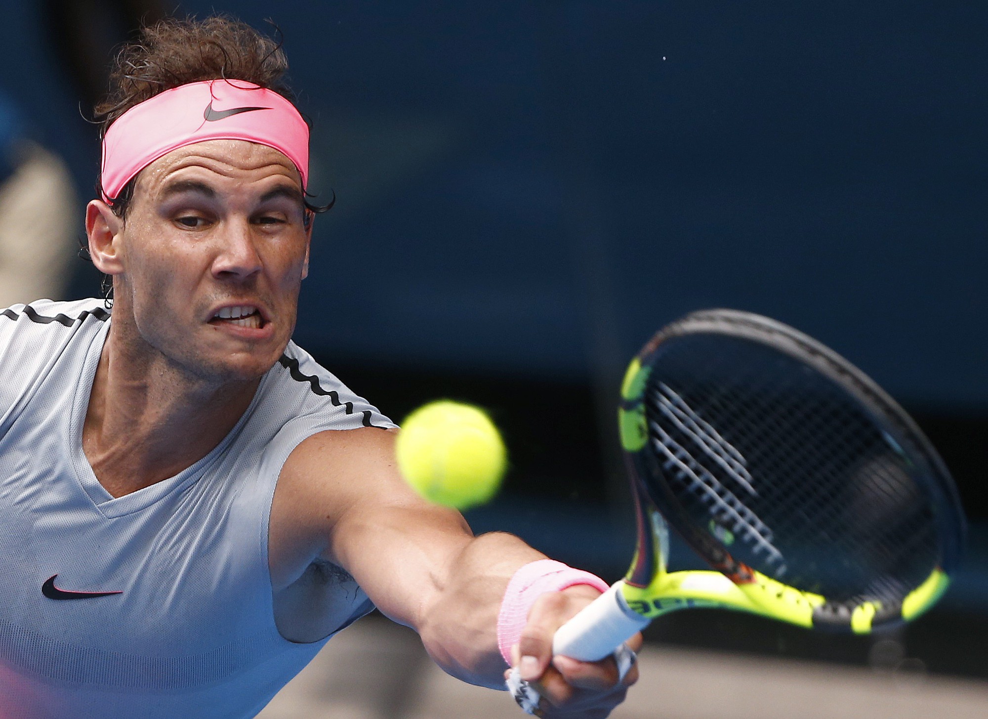 Nadal ch&iacute;nh thức gi&agrave;nh v&eacute; v&agrave;o tứ kết, Djokovic v&agrave; Federer vẫn b&aacute;m đuổi - Ảnh 2.