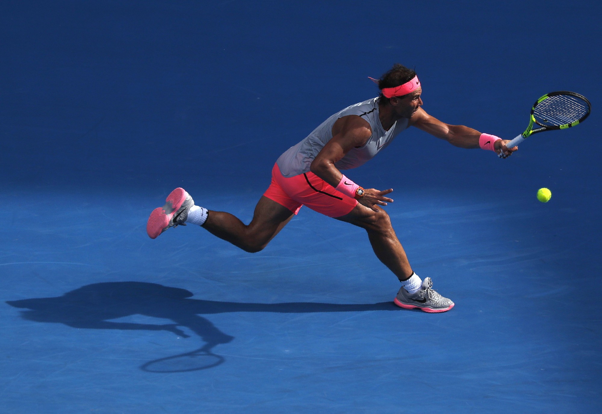 Nadal ch&iacute;nh thức gi&agrave;nh v&eacute; v&agrave;o tứ kết, Djokovic v&agrave; Federer vẫn b&aacute;m đuổi - Ảnh 4.
