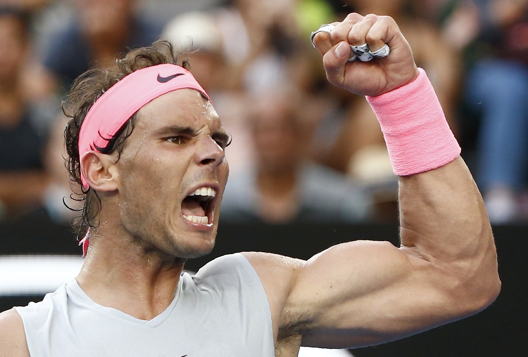 Nadal vào tứ kết, Djokovic và Federer vẫn bám đuổi