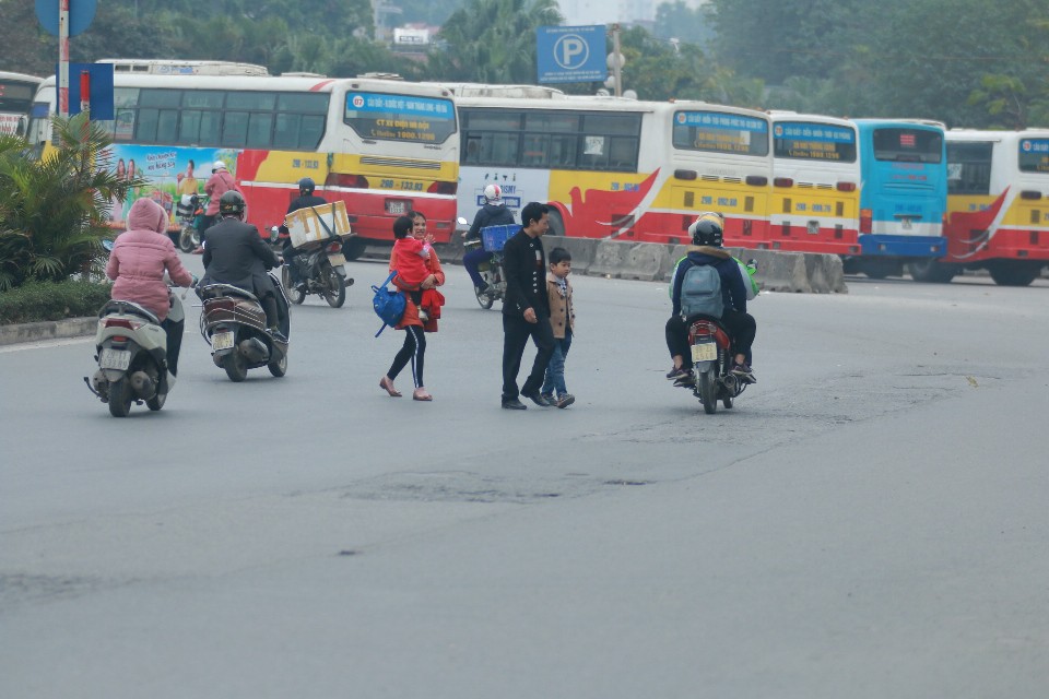 Ng&agrave;y đầu người đi bộ sai luật c&oacute; thể bị phạt t&ugrave; đến 15 năm - Ảnh 9.