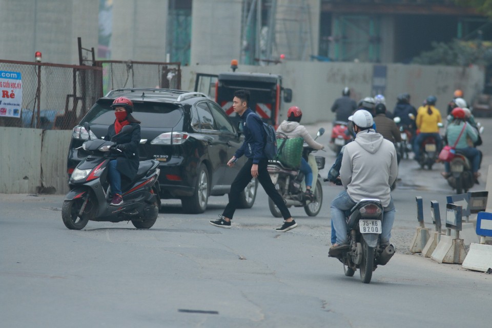 Ng&agrave;y đầu người đi bộ sai luật c&oacute; thể bị phạt t&ugrave; đến 15 năm - Ảnh 10.
