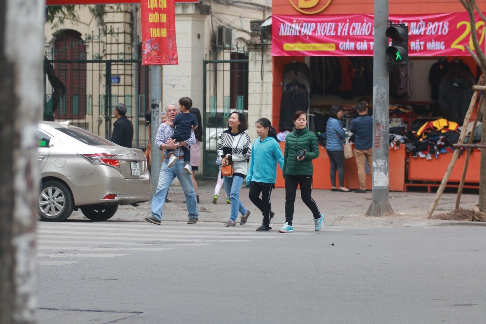 Ng&agrave;y đầu người đi bộ sai luật c&oacute; thể bị phạt t&ugrave; đến 15 năm - Ảnh 5.