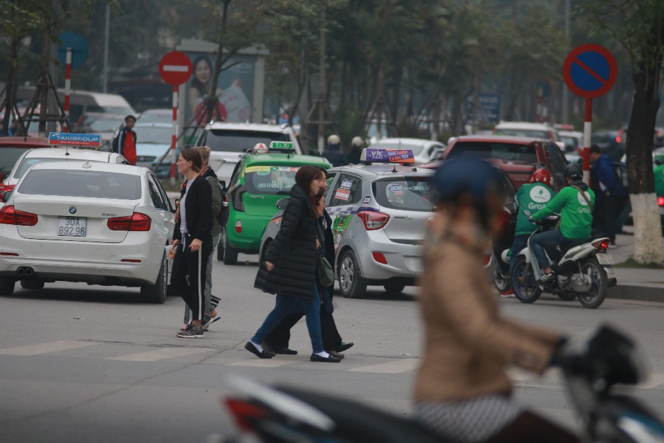 Ng&agrave;y đầu người đi bộ sai luật c&oacute; thể bị phạt t&ugrave; đến 15 năm - Ảnh 4.