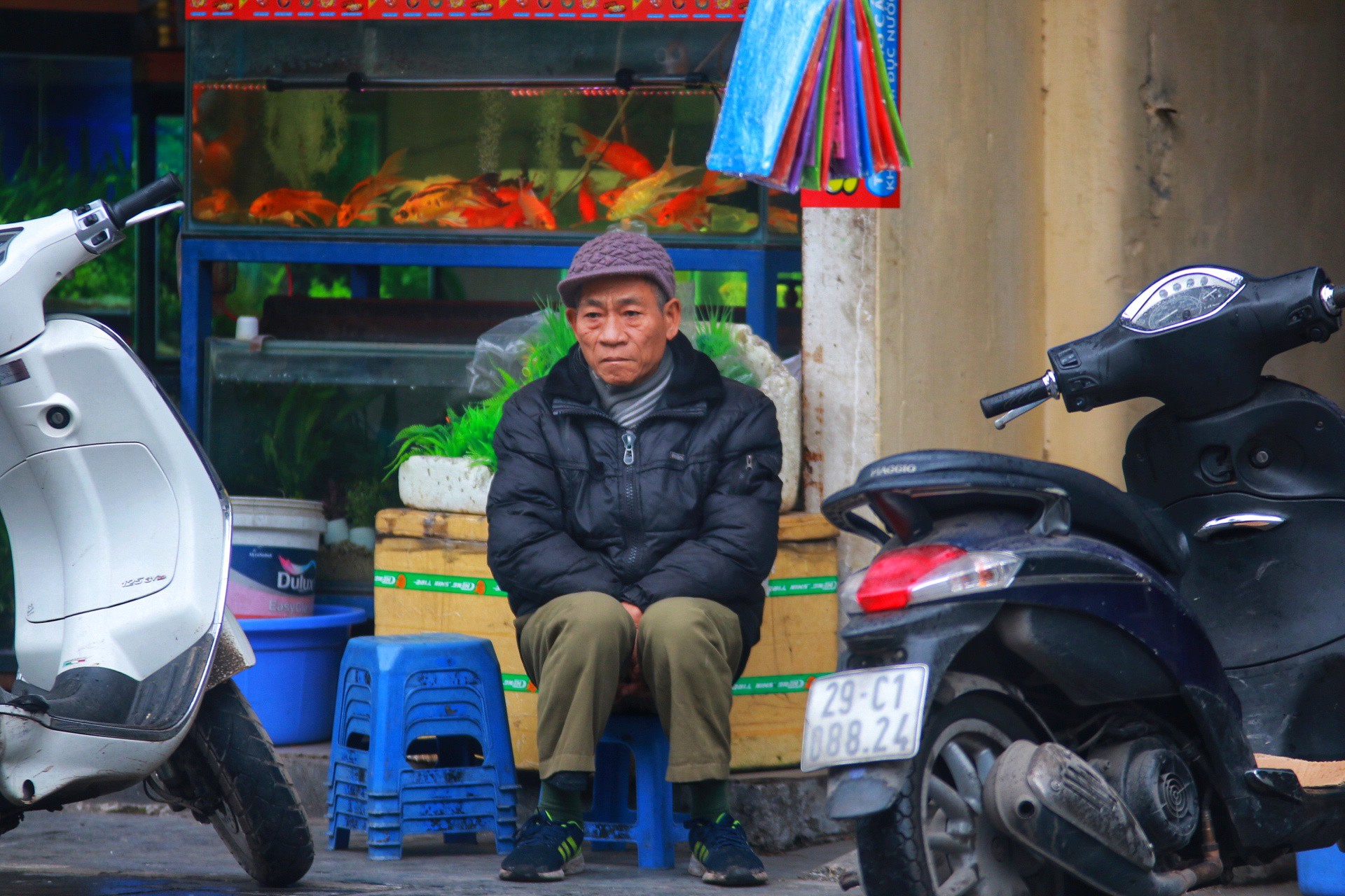 Cận cảnh người Hà Nội co ro trong mưa rét 9 độ C - Ảnh 5.
