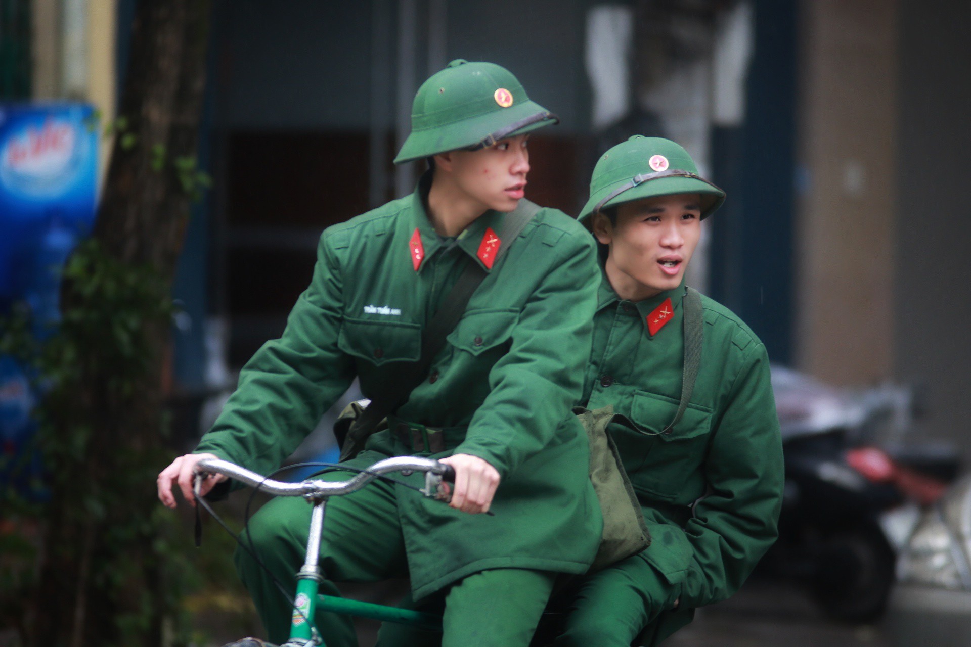 Cận cảnh người Hà Nội co ro trong mưa rét 9 độ C - Ảnh 18.