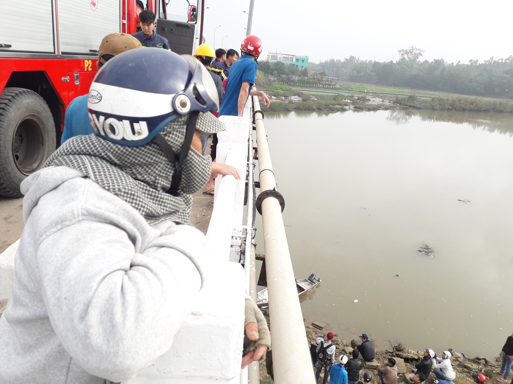 Thanh niên "mất tích", để lại điện thoại và xe máy trên cầu