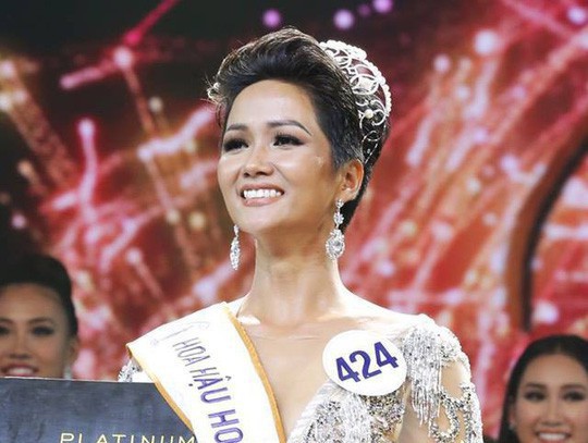 Vùi dập hoa hậu để thỏa mãn thói khen chê