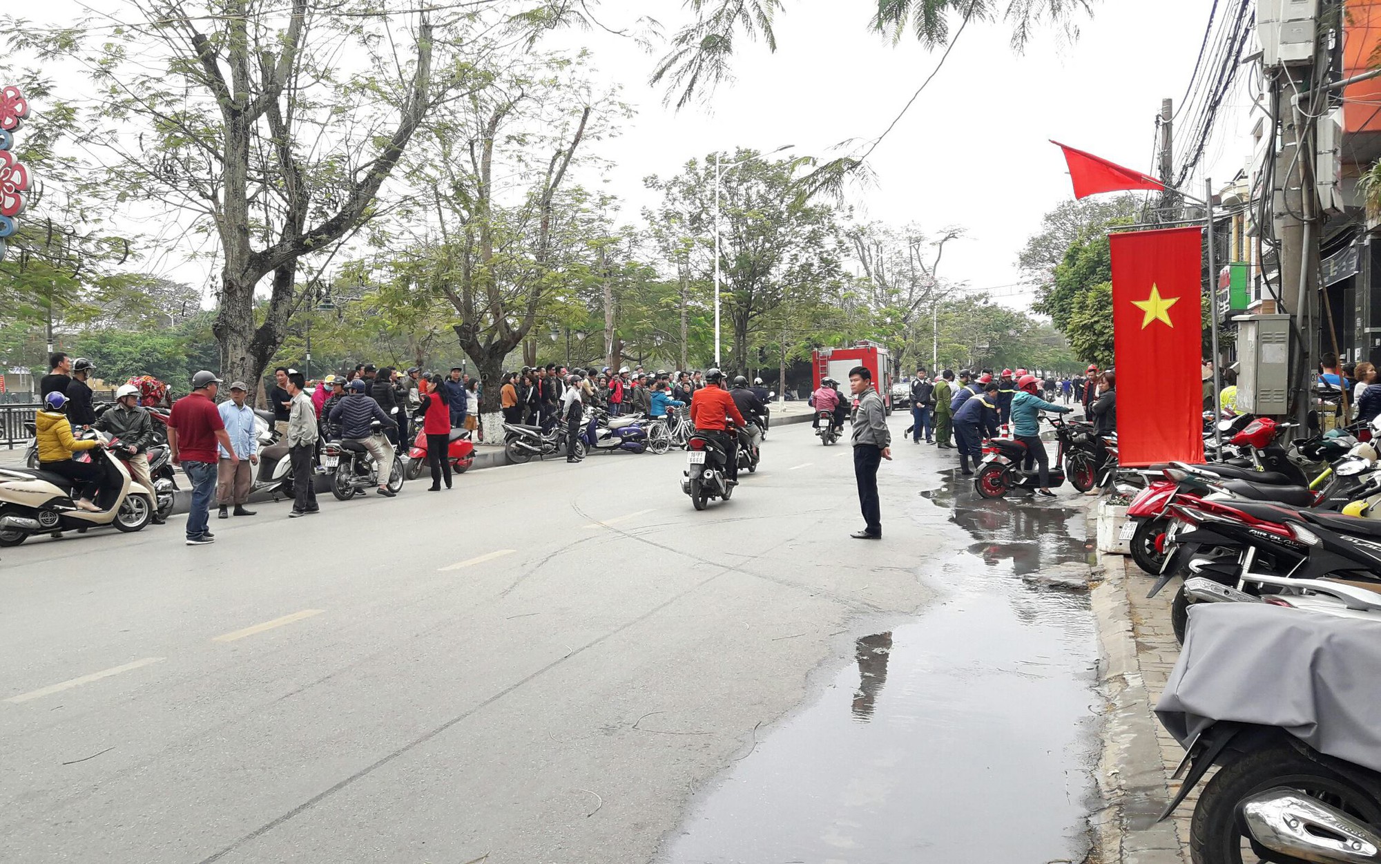 Buổi s&aacute;ng c&atilde;i nhau với h&agrave;ng x&oacute;m, buổi trưa người đ&agrave;n &ocirc;ng bốc ch&aacute;y ng&ugrave;n ngụt - Ảnh 2.