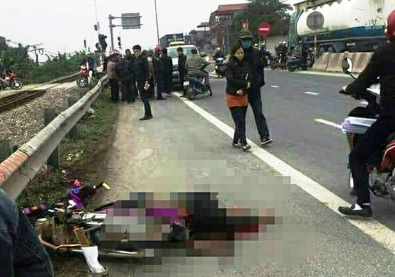 Tránh ô tô quay đầu, thanh niên đi xe máy tông rào chắn tử vong
