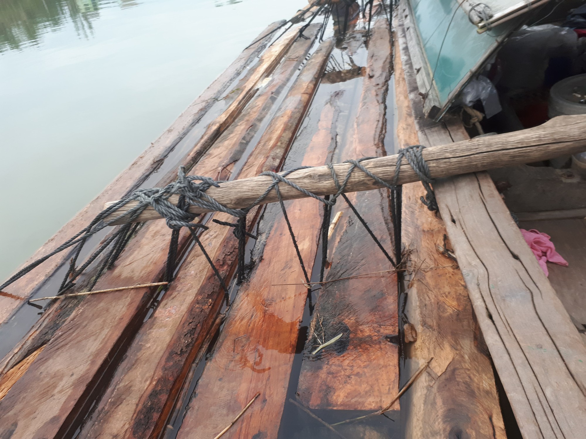 Cảnh sát nổ súng nhưng 2 "lâm tặc" vẫn tẩu thoát