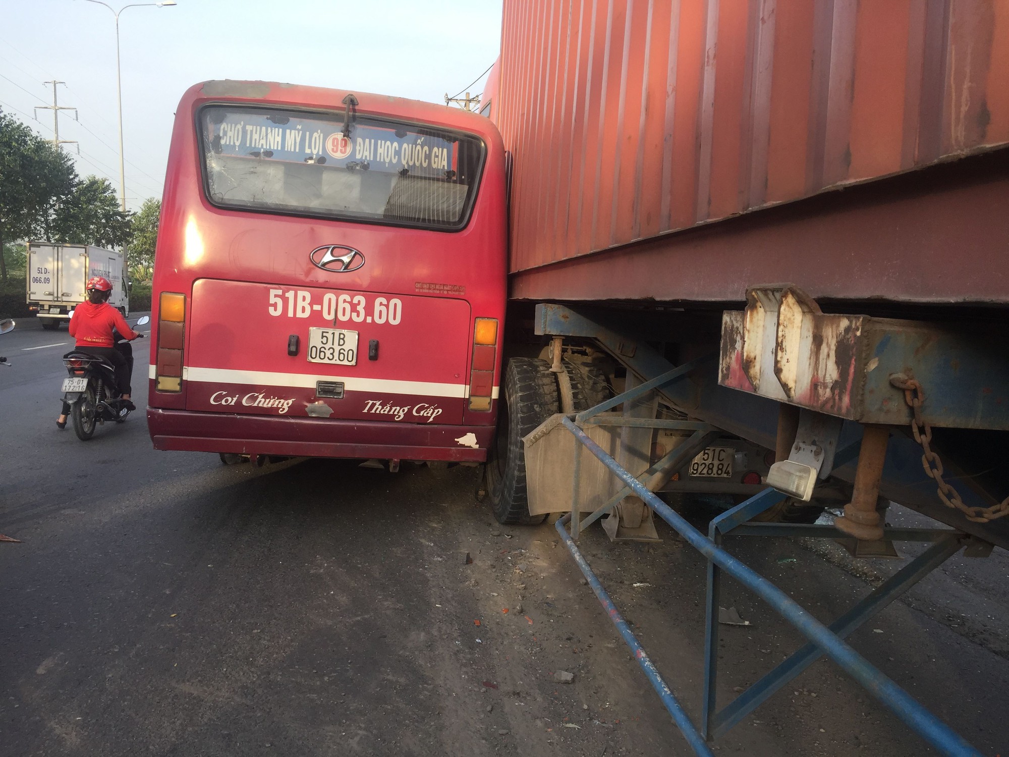 Đình chỉ tài xế xe buýt rượt đuổi xe container trên Quốc lộ 1
