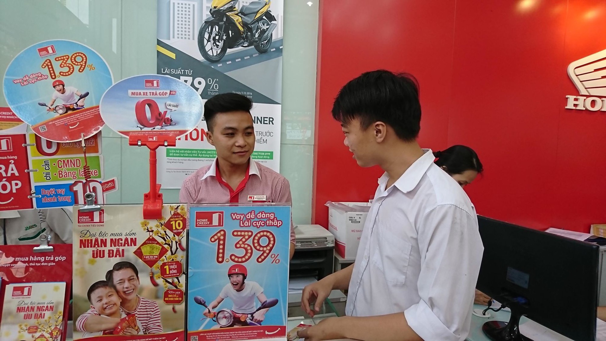 Cho vay trả góp bùng nổ, hàng điện máy tiền triệu dễ như mua rau