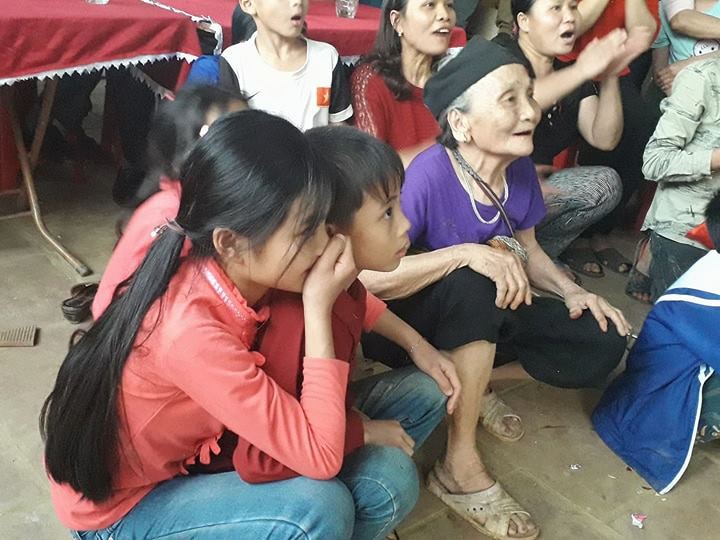 Cận cảnh rơi nước mắt tại nhà thủ môn Tiến Dũng khi anh đẩy quả Penalty thứ hai - Ảnh 3.
