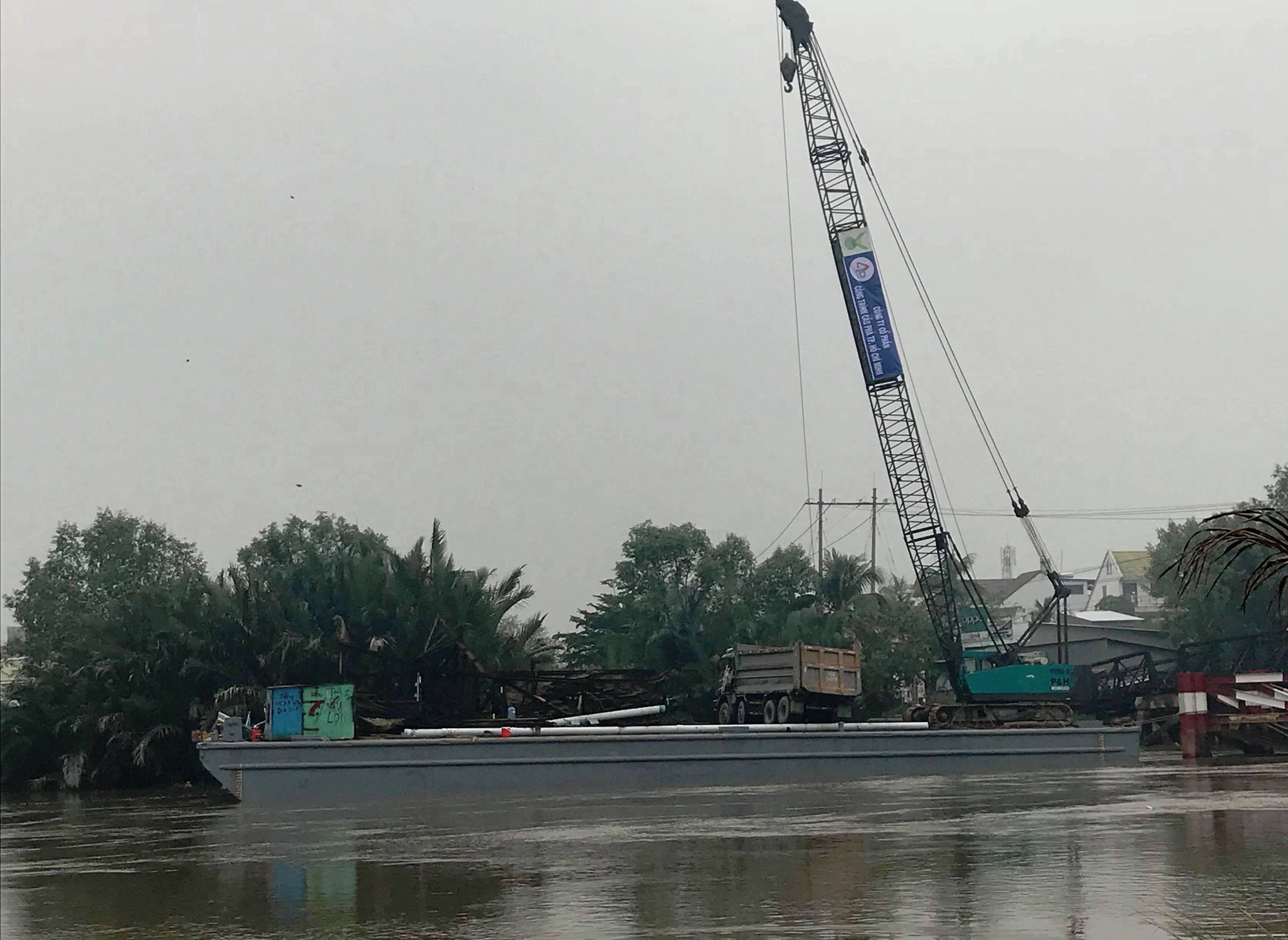 Cận cảnh chiếc xe ben l&agrave;m sập cầu Long Kiển - Ảnh 2.