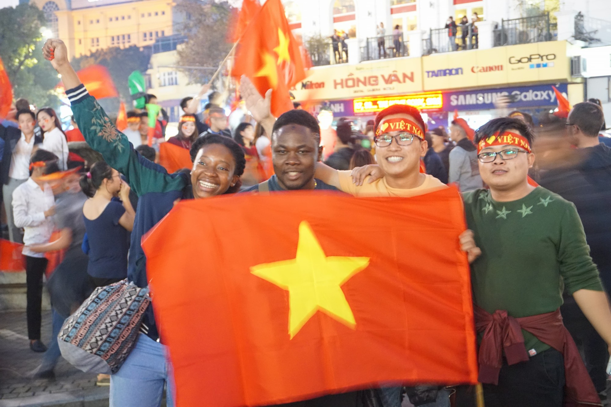 Biển người đổ về hồ Gươm sướng cùng U23 Việt Nam - Ảnh 13.