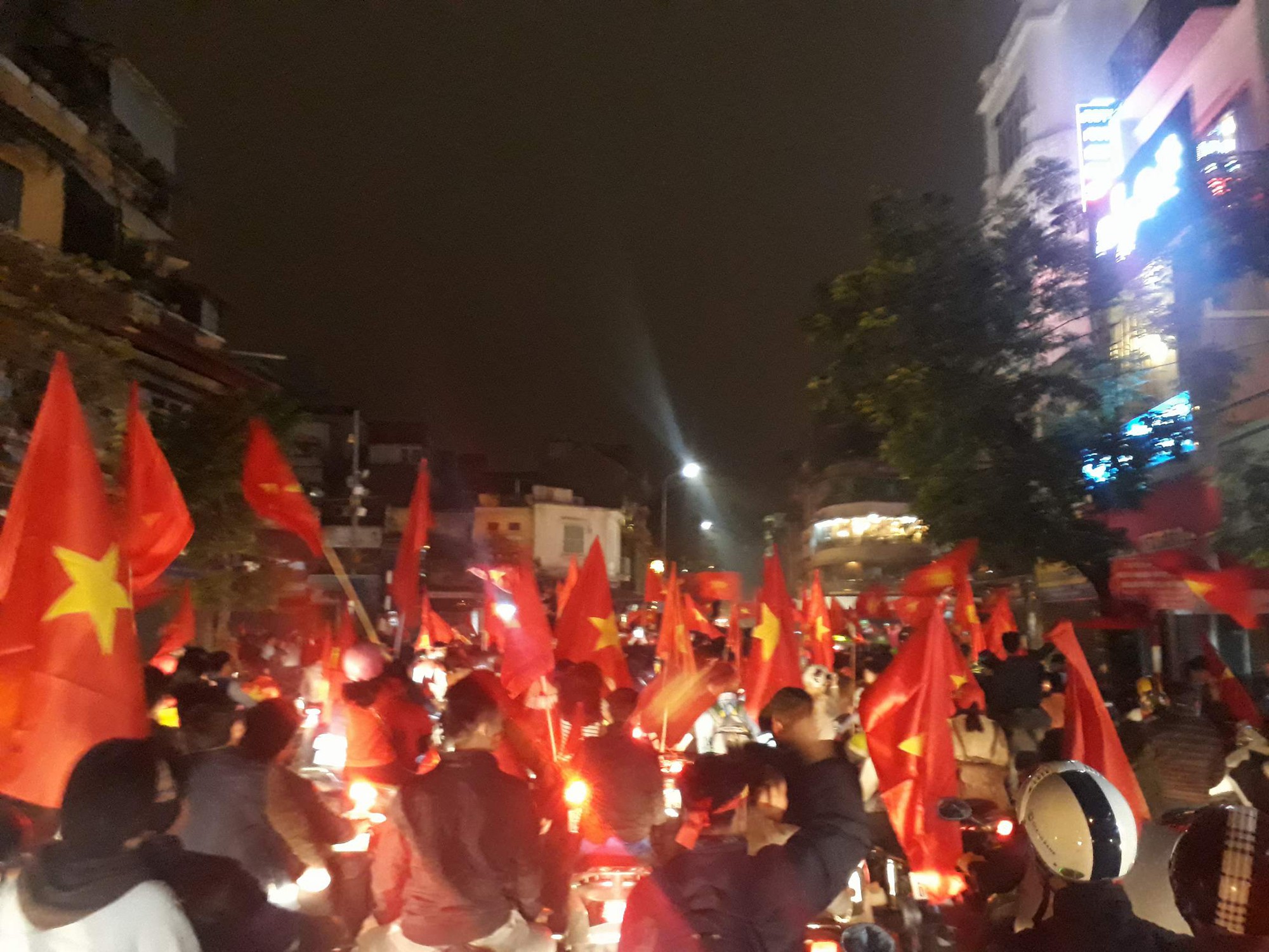 Đêm trắng Hà Nội ngập sắc đỏ vì U23 Việt Nam - Ảnh 3.