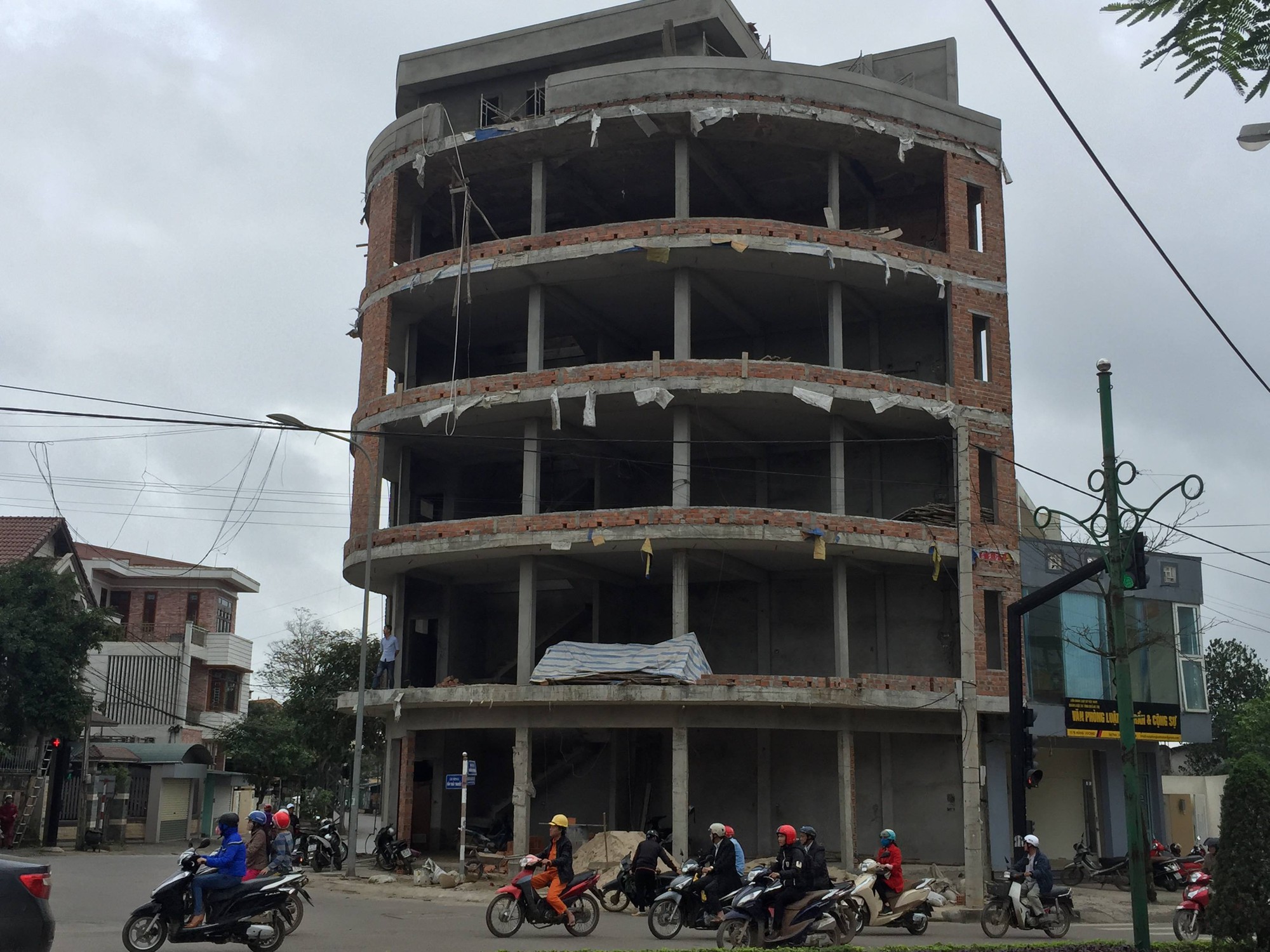 Nữ phụ hồ cơ cực bị ngã từ tầng 6 xuống mặt đất