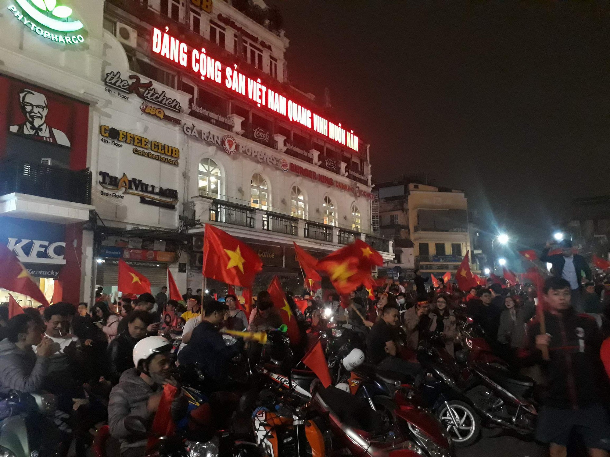 Đêm trắng Hà Nội ngập sắc đỏ vì U23 Việt Nam - Ảnh 4.