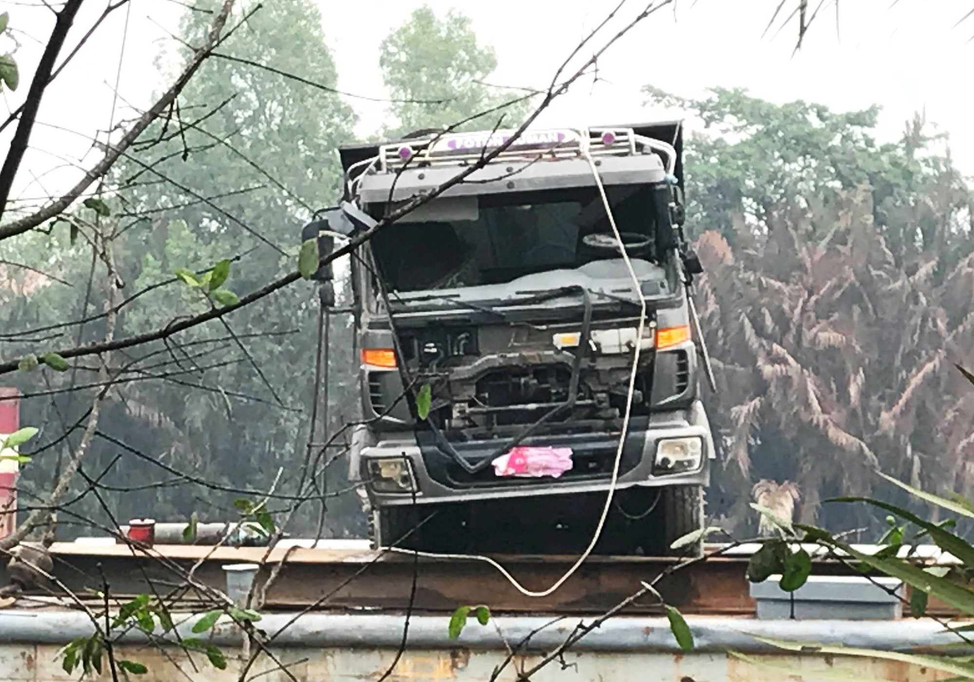 Cận cảnh chiếc xe ben làm sập cầu Long Kiển