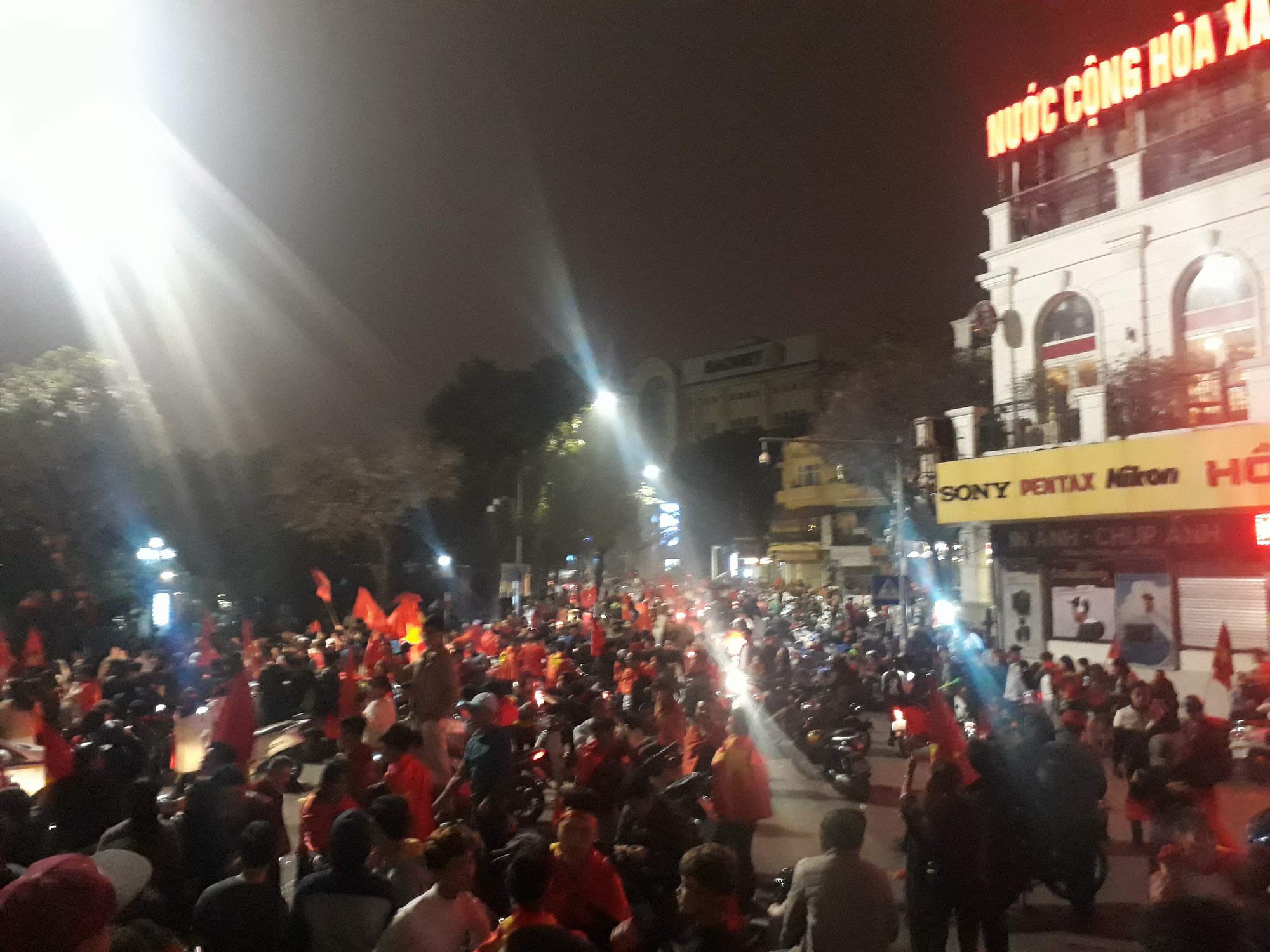 Đêm trắng Hà Nội ngập sắc đỏ vì U23 Việt Nam - Ảnh 7.