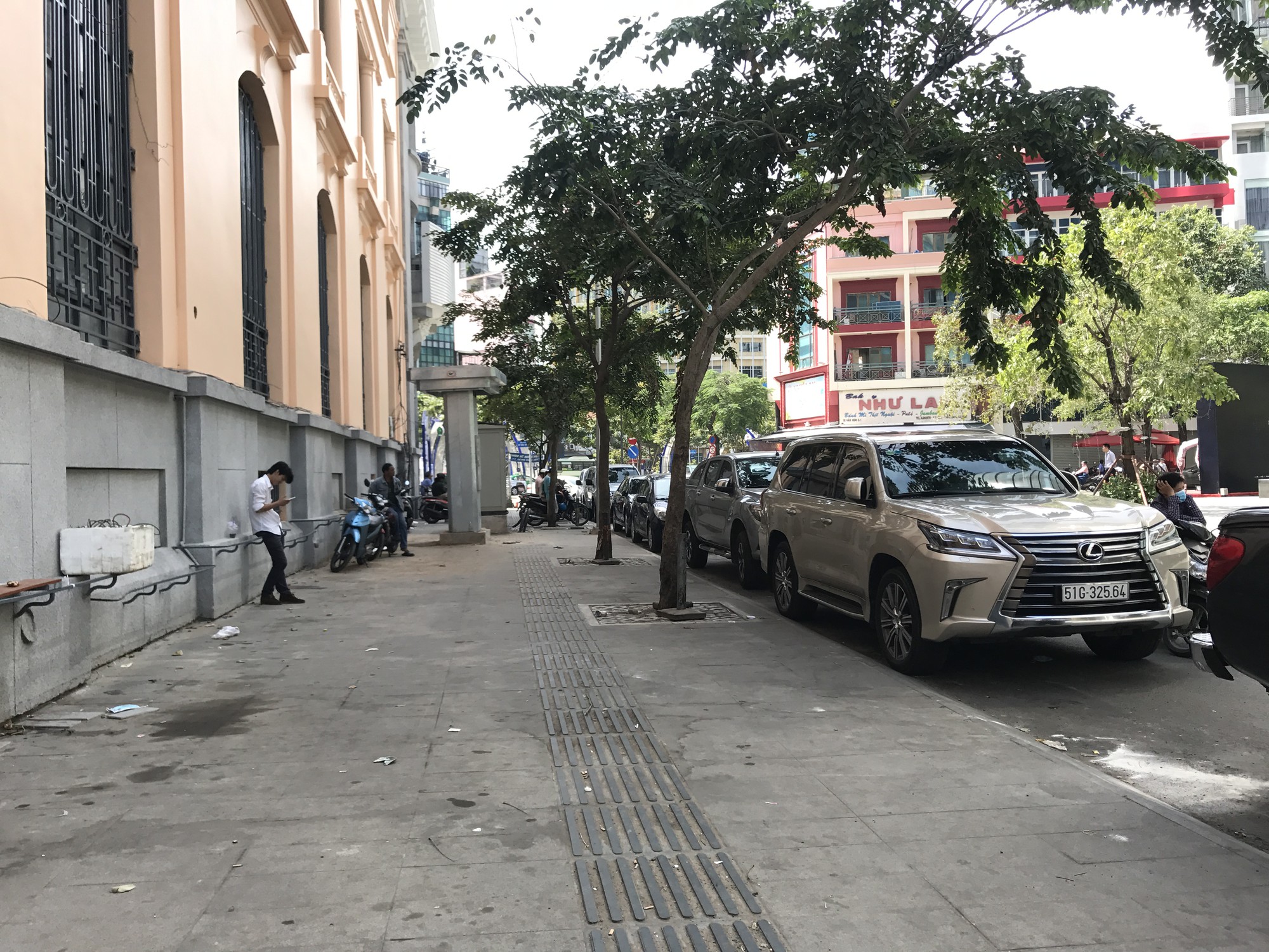 Trở lại những b&atilde;i giữ xe vua tr&ecirc;n vỉa h&egrave; quận 1 - Ảnh 1.