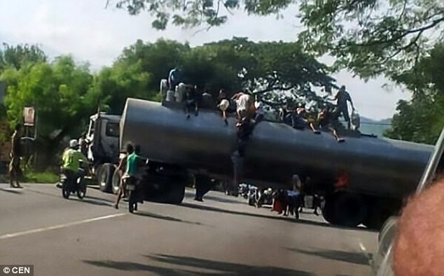 Venezuela: Người d&acirc;n n&eacute;m chết gia s&uacute;c để lấy c&aacute;i ăn - Ảnh 6.