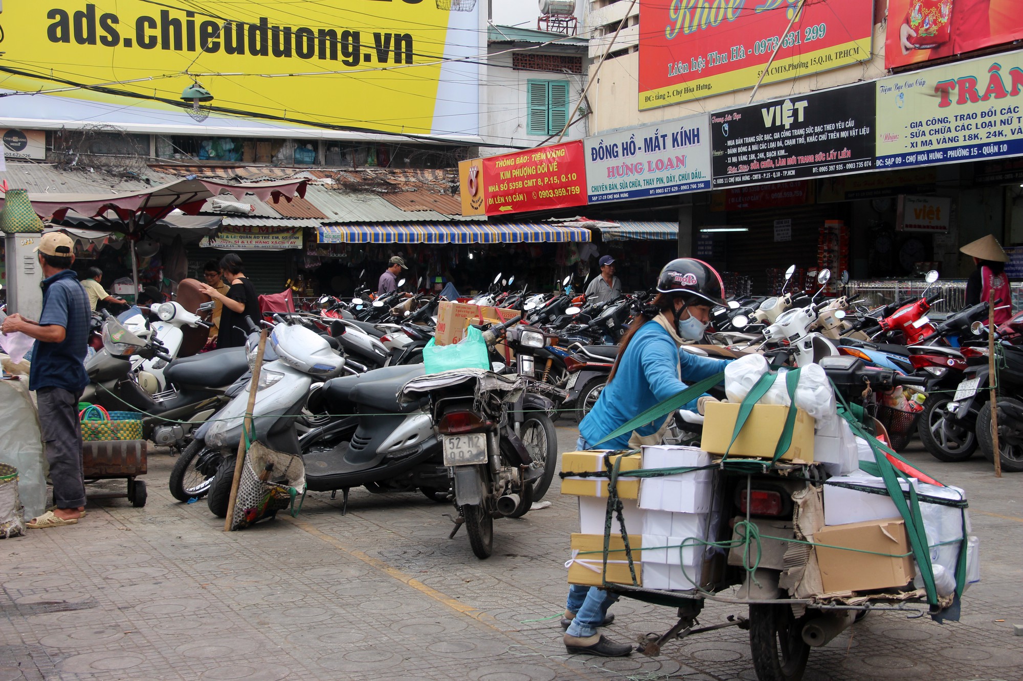 TP HCM: Nhiều bãi giữ xe vẫn "trơ gan" trên vỉa hè