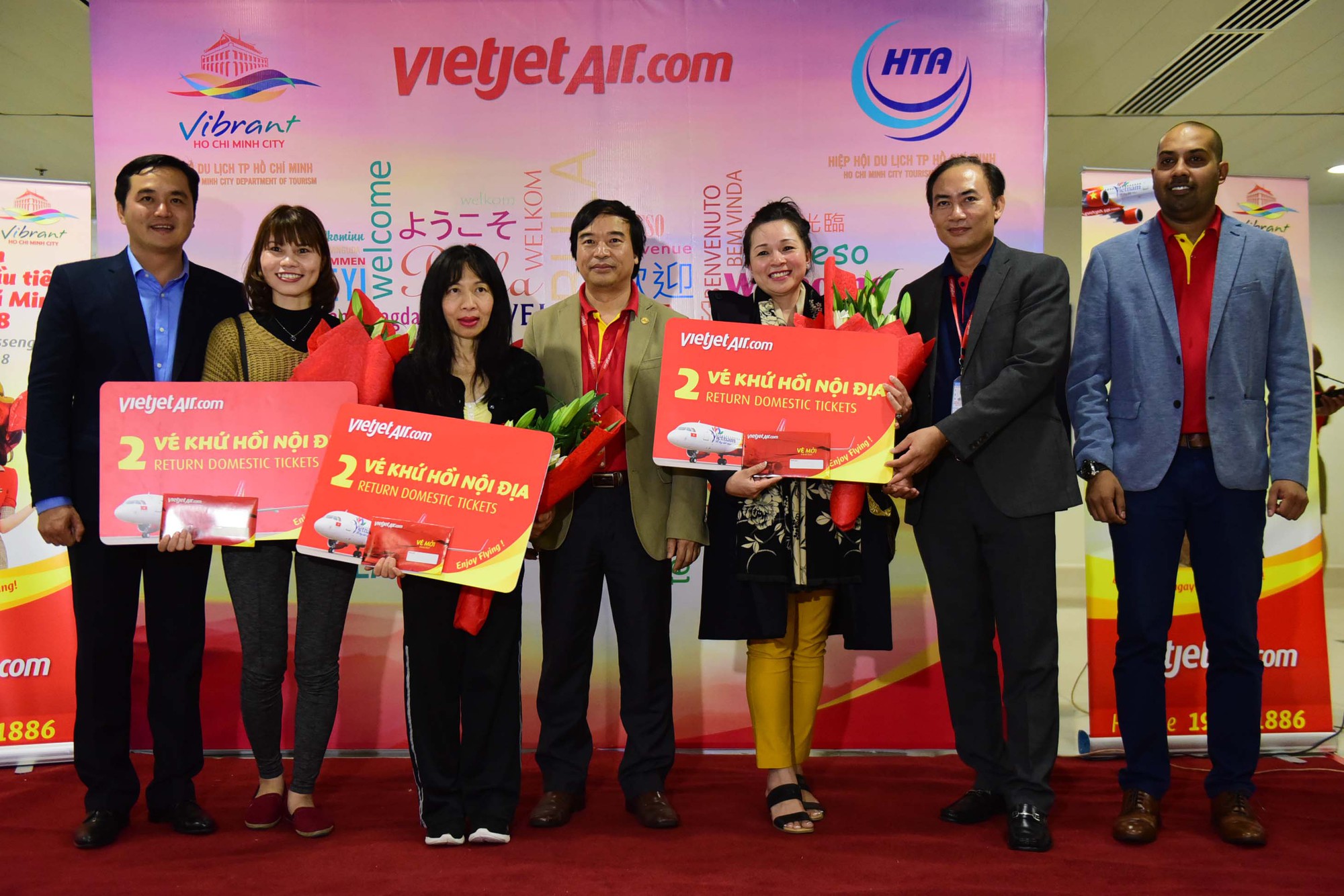 Những vị khách du lịch đầu tiên xông đất TP HCM - Ảnh 5.