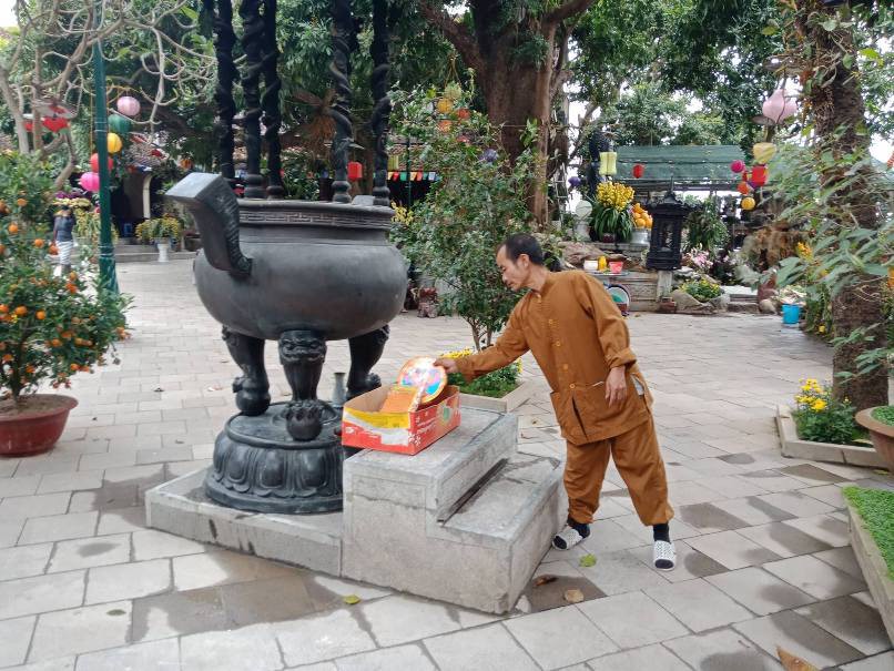 Vẫn vô tư đốt vàng mã ở chùa dù có khuyến cáo không đốt - Ảnh 4.