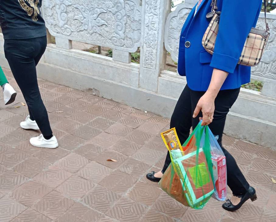 Vẫn vô tư đốt vàng mã ở chùa dù có khuyến cáo không đốt - Ảnh 6.