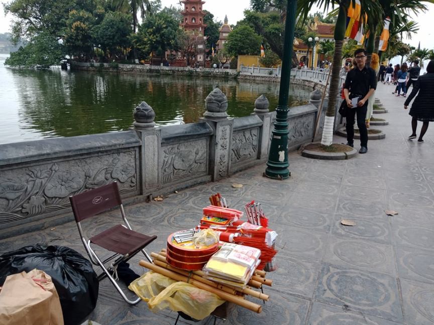 Vẫn vô tư đốt vàng mã ở chùa dù có khuyến cáo không đốt - Ảnh 7.