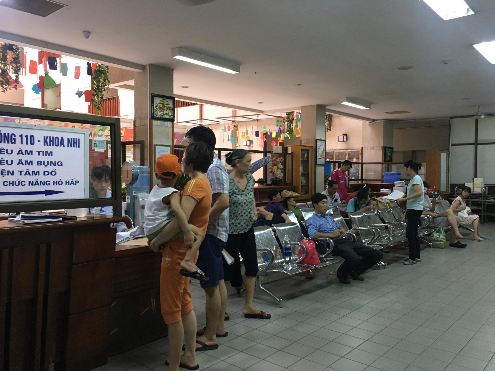 Mua thuốc cho con, phải trình chứng minh thư