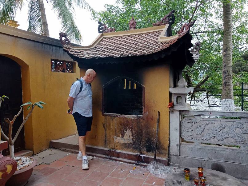 Vẫn vô tư đốt vàng mã ở chùa dù có khuyến cáo không đốt - Ảnh 8.