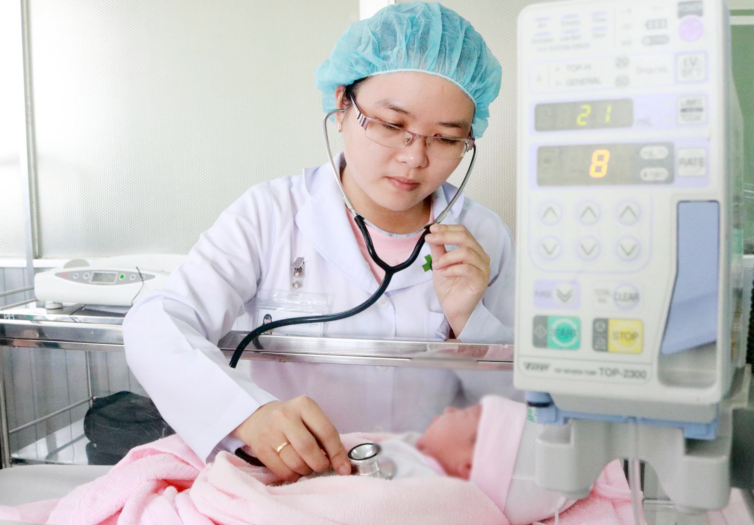 Không nhớ rõ tuổi thai, sản phụ đẻ rơi tại nhà