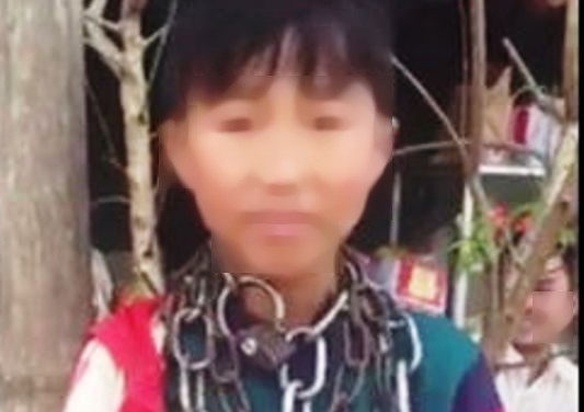 Trộm 2 chỉ vàng, thiếu niên bị bà nội dùng xích sắt quấn cổ