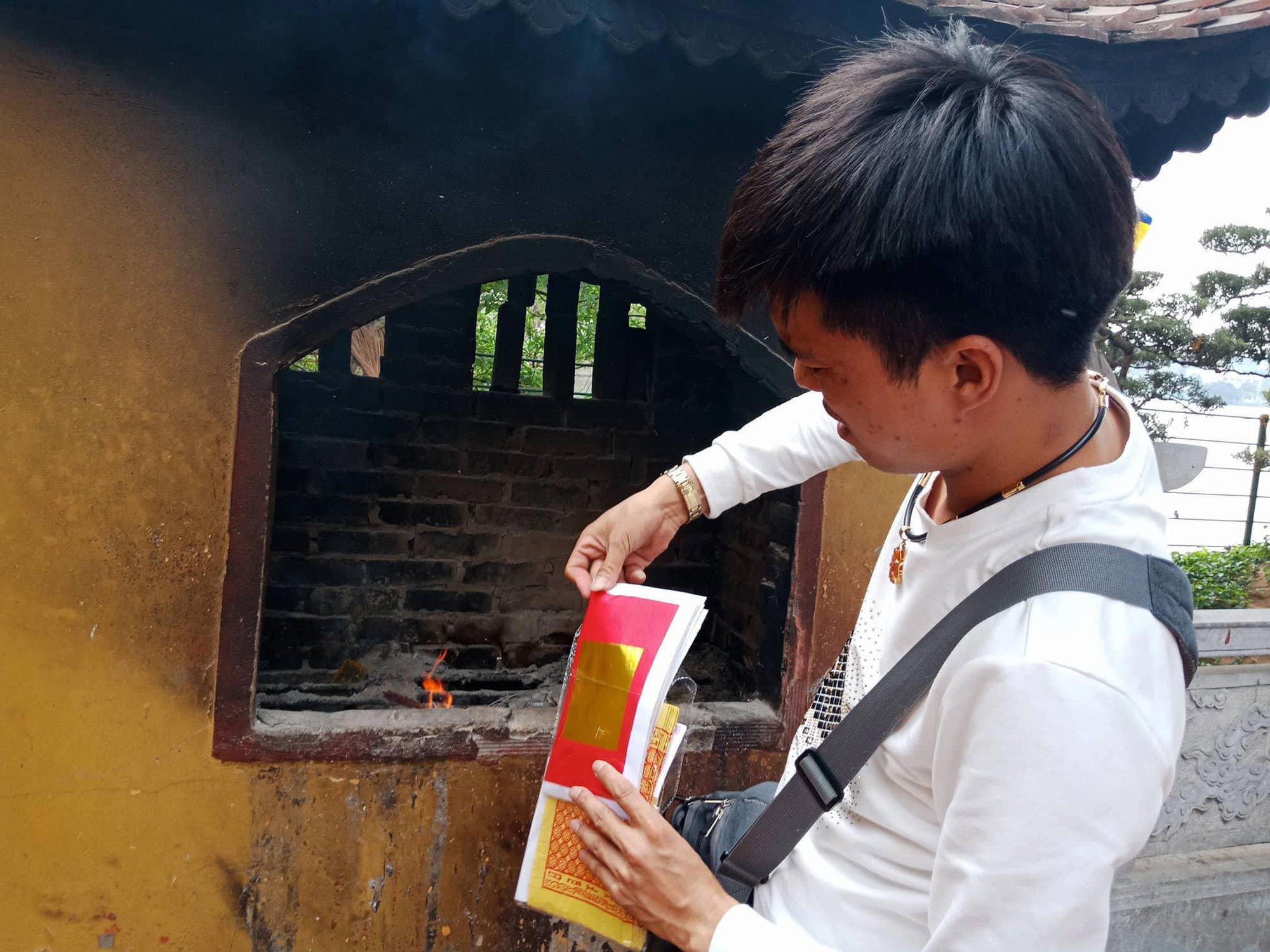 Tiền vẫn tan theo khói vàng mã