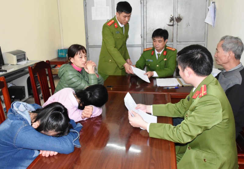 Công an bàn giao 2 nữ sinh 16 tuổi bỏ nhà vào Quảng Nam